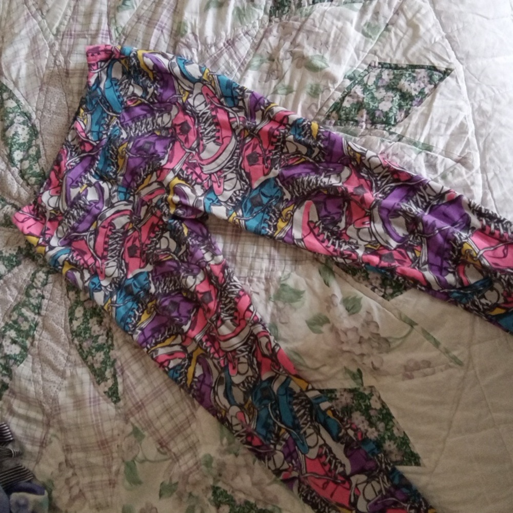 LULAROE SNEAKER PRINT LEGGINGS